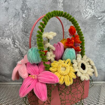 Šenilo gėlių puokštė su rožiniu krepšeliu