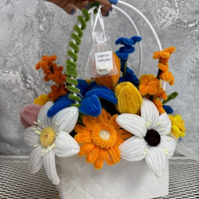 Šenilo gėlių puokštė su baltu krepšeliu