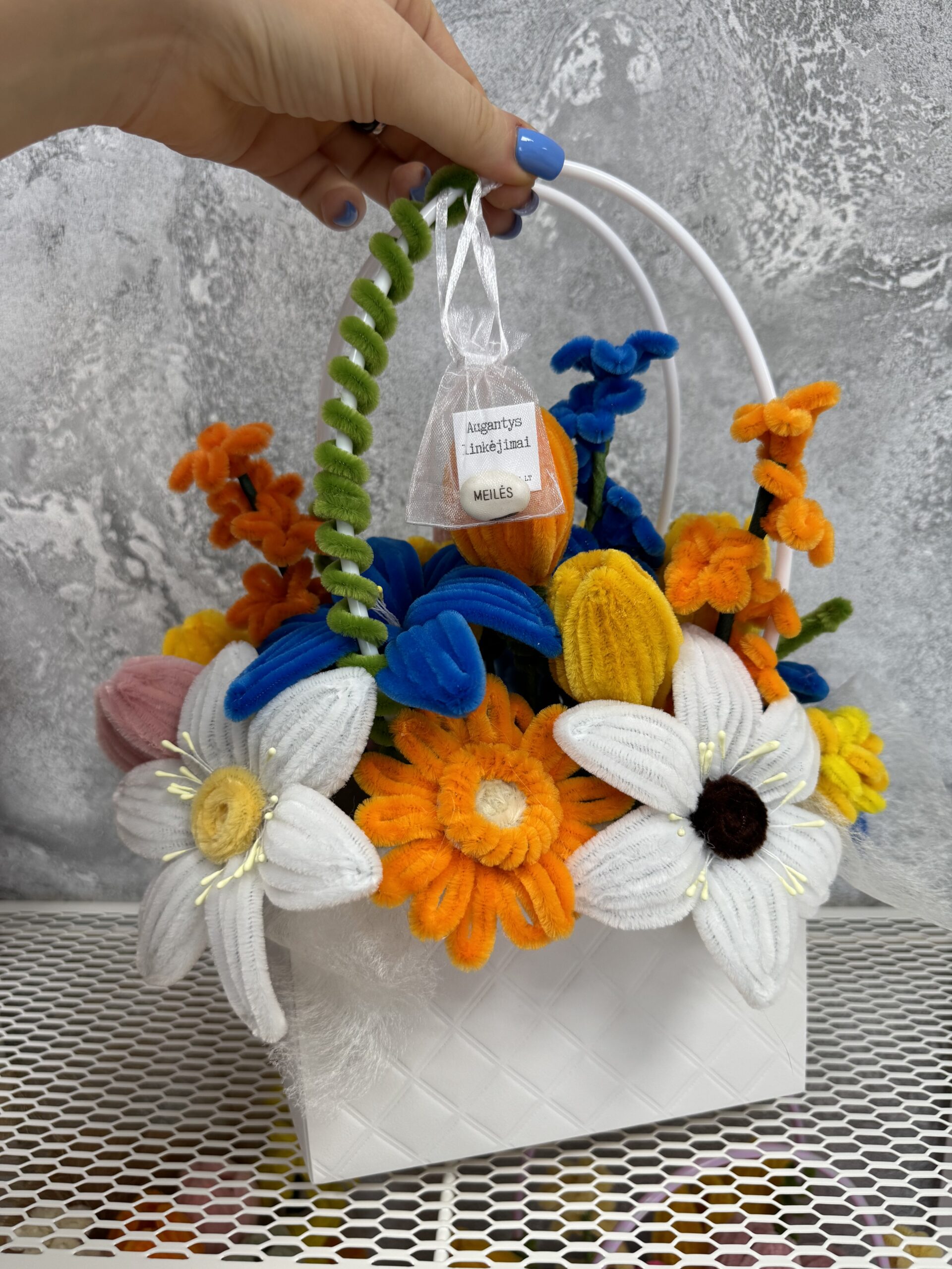 Šenilo gėlių puokštė su baltu krepšeliu