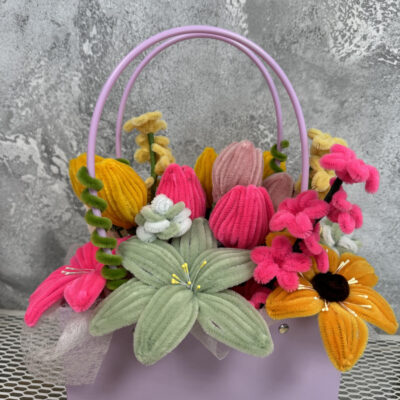 Šenilo gėlių puokštė su alyvinės sp. krepšeliu