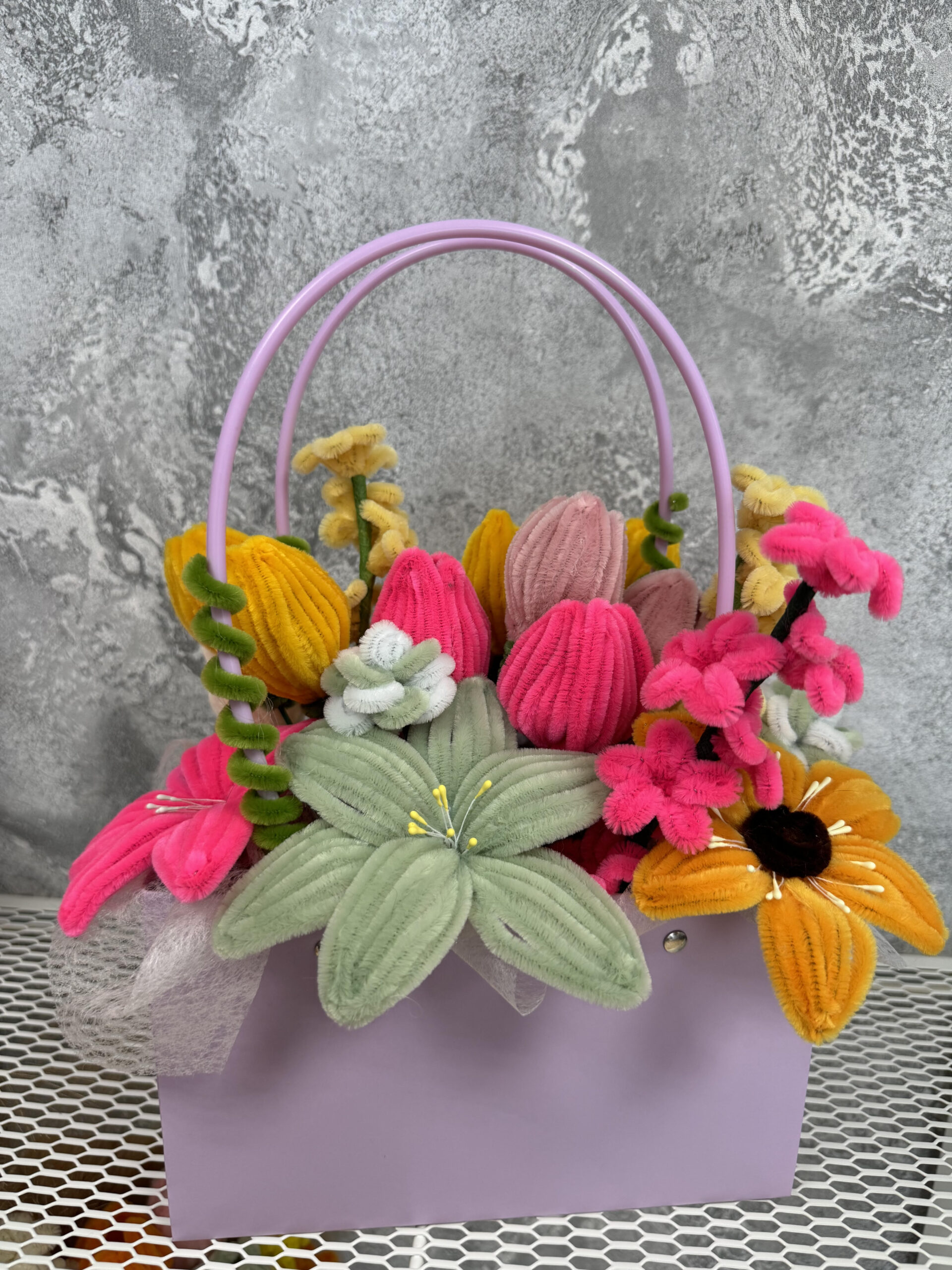 Šenilo gėlių puokštė su alyvinės sp. krepšeliu