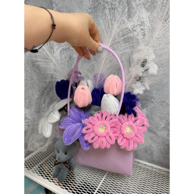 Šenilo gėlių puokštė su alyvinės sp. krepšeliu (su meškučiu)