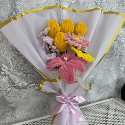 Šenilo gėlių puokštė geltonos sp. tulpės ir kt. (be plunksnų)