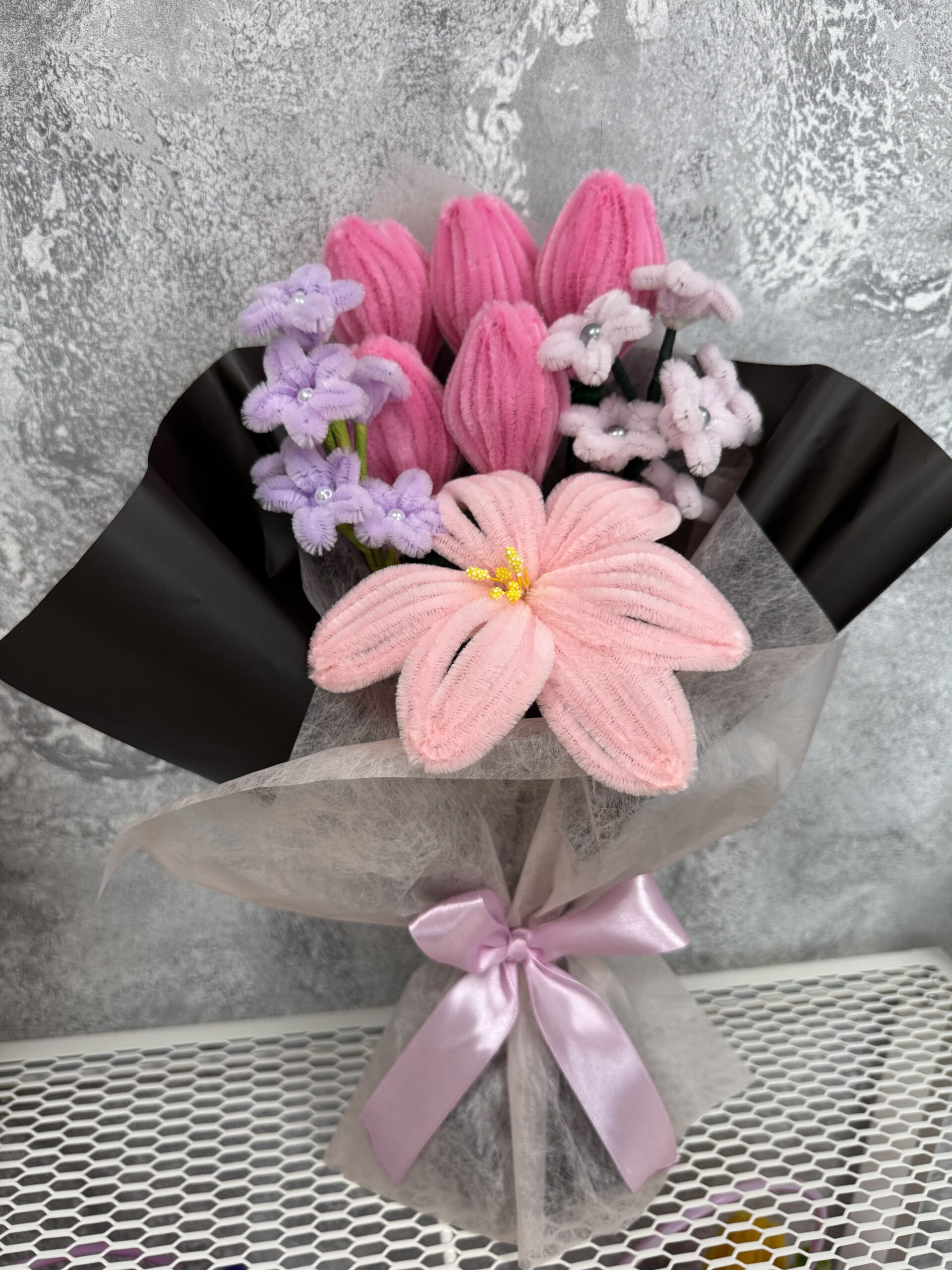 Šenilo gėlių puokštė rožinės sp. tulpės ir kt.