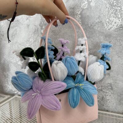 Šenilo gėlių puokštė su rožinės sp. krepšeliu