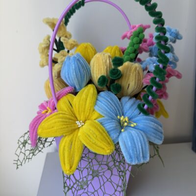 Šenilo gėlių puokštė su alyviniu krepšeliu (ryški)