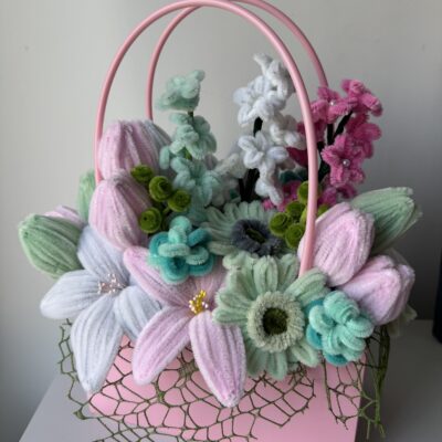 Šenilo gėlių puokštė su šviesiai rožiniu krepšeliu