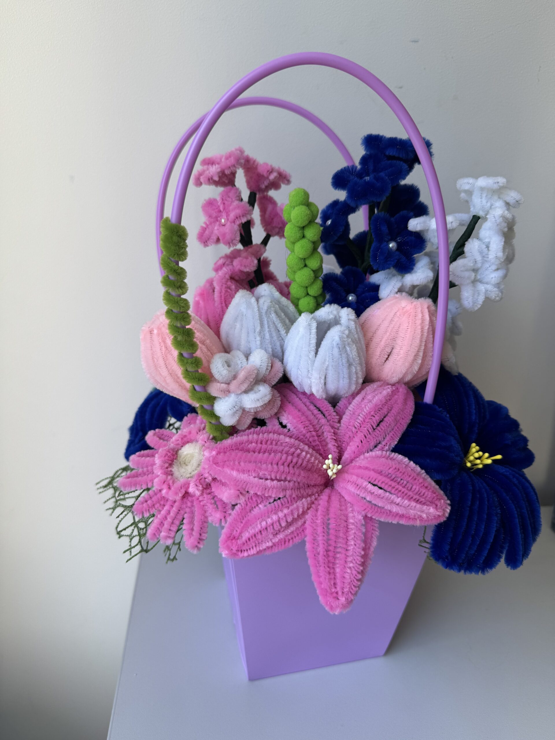 Šenilo gėlių puokštė su alyviniu krepšeliu