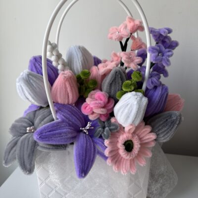 Šenilo gėlių puokštė su baltu krepšiu