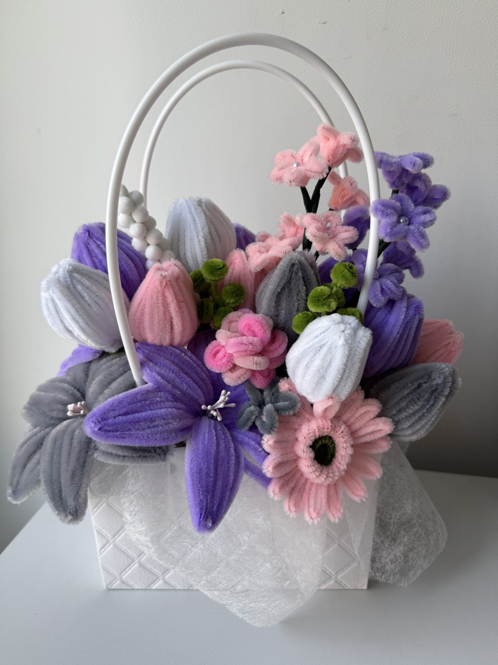Šenilo gėlių puokštė su baltu krepšiu