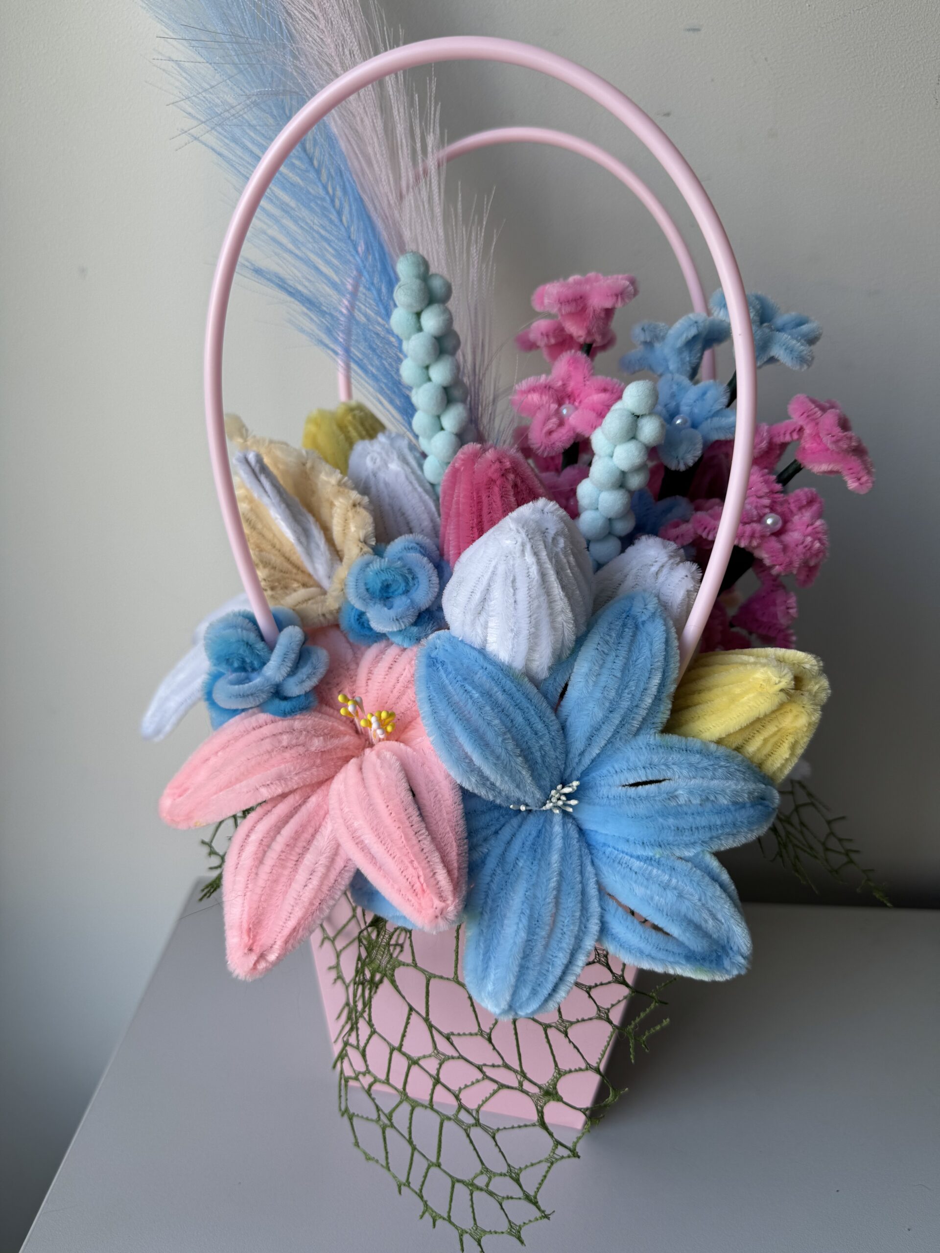 Šenilo gėlių puokštė su rožine dėžute - Image 2