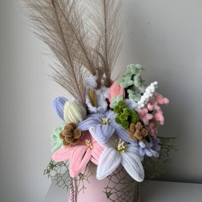 Šenilo gėlių puokštė su pailga rožine dėžute