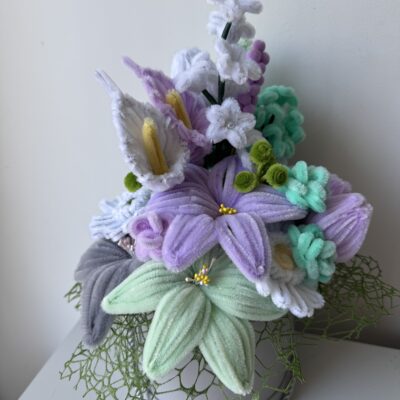 Šenilo gėlių puokštė su balta apvalia dėžute be plunksnų