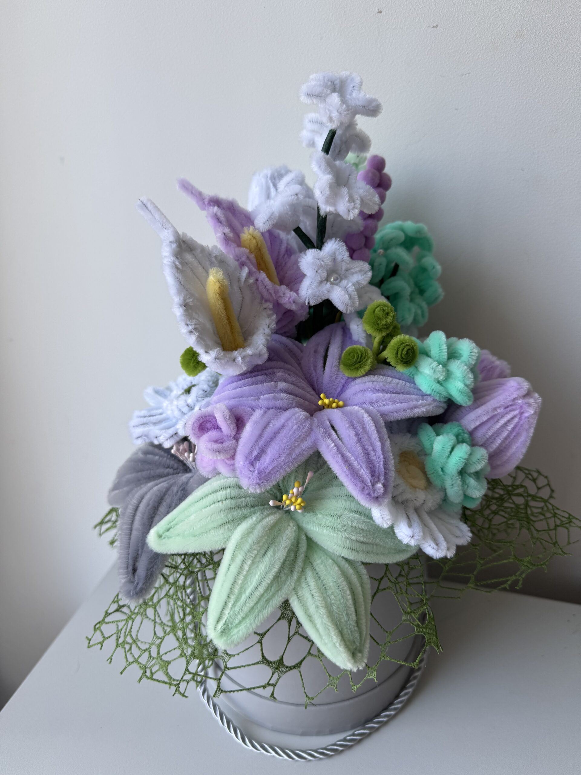 Šenilo gėlių puokštė su balta apvalia dėžute be plunksnų