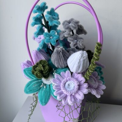 Šenilo gėlių puokštė su alyviniu sp krepšeliu