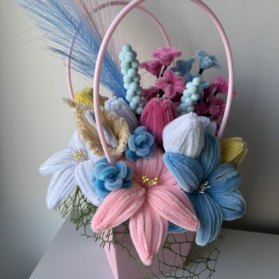 Šenilo gėlių puokštė su rožine dėžute