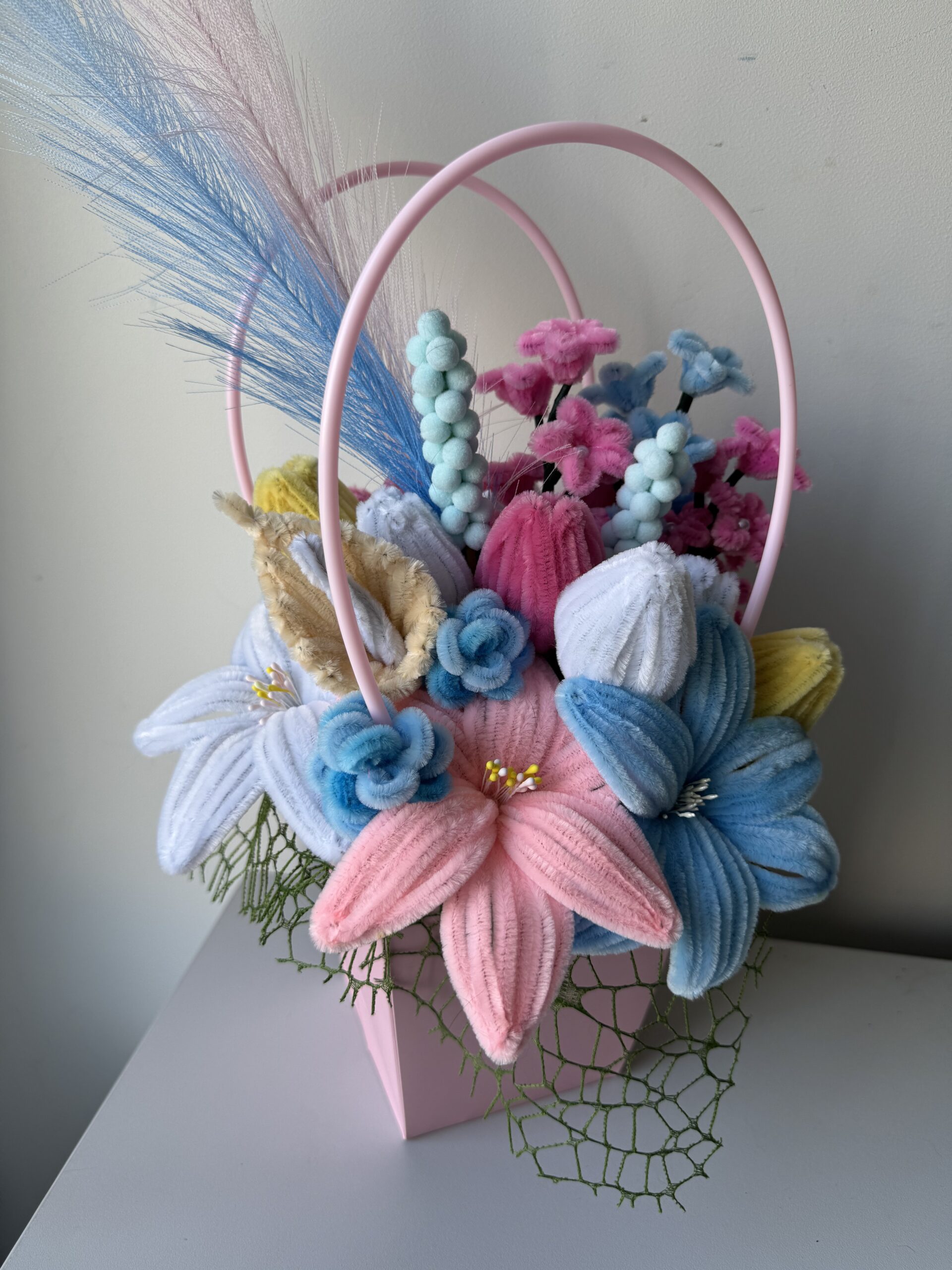 Šenilo gėlių puokštė su rožine dėžute