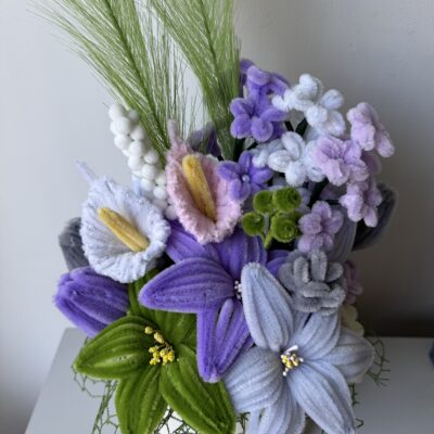 Šenilo gėlių puokštė su balta apvali dėžute