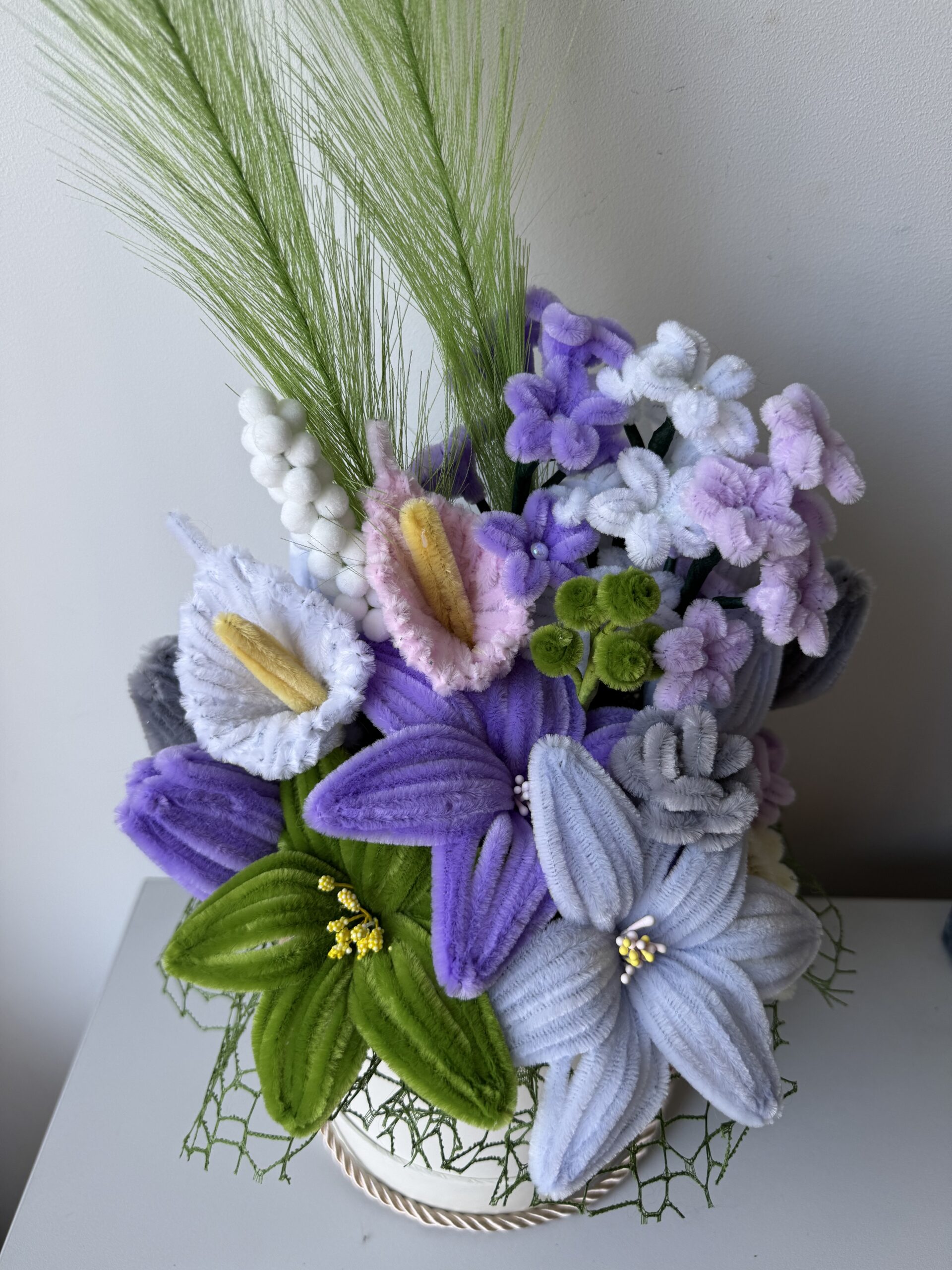 Šenilo gėlių puokštė su balta apvali dėžute